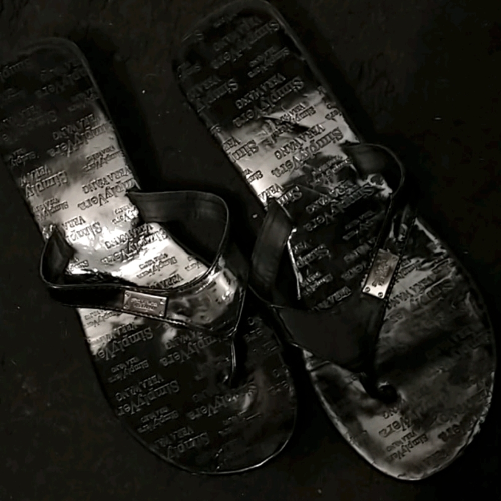 ....Vera Wang low wedge   Sandals Size 10